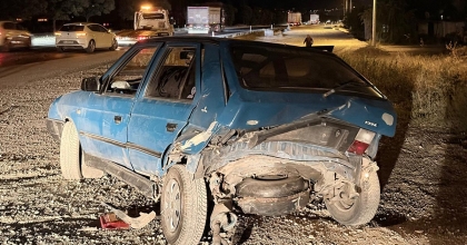 İKİ OTOMOBİLİN DAHİL OLDUĞU TRAFİK KAZASINDA 2 KİŞİ YARALANDI