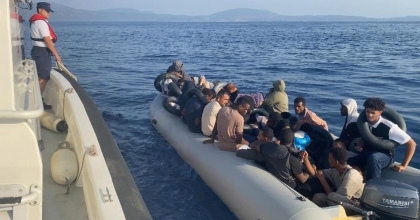 İZMİR AÇIKLARINDA 42 DÜZENSİZ GÖÇMEN YAKALANDI