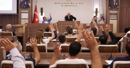 İZMİR’DE CHP’Lİ BAŞKAN VE MECLİS ÜYELERİ İLE AK PARTİLİ MECLİS ÜYESİ ARASINDA GERGİNLİK