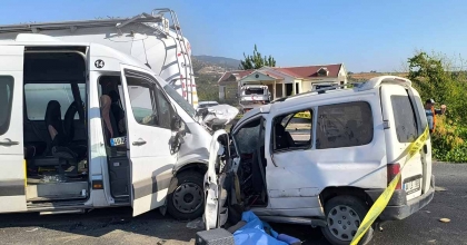 İZMİR'DE FECİ KAZA: 1 ÖLÜ, 13 YARALI