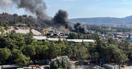 İZMİR'DE KATI ATIK MERKEZİNDE YANGIN PANİĞİ