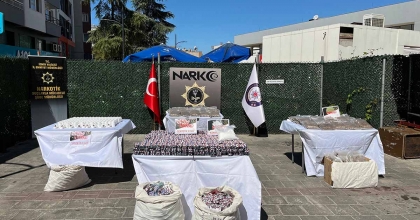 İZMİR'DE NARKOTİK POLİSİNDEN ZEHİR TACİRLERİNE BÜYÜK DARBE