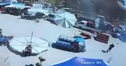 İZMİR’DE PAZAR ŞEMSİYESİ HAMİLE KADIN VE ÇOCUĞUNUN ÜZERİNE DÜŞTÜ