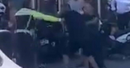 İZMİR'DE POLİSE TEKMELİ YUMRUKLU SALDIRI