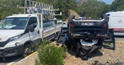 KAMYONETLE OTOMOBİL ÇARPIŞTI: 4 YARALI