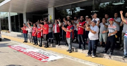 KARŞIYAKA BELEDİYESİ'NDE SULAR DURULMUYOR: İŞÇİLER DE MEMURLAR DA GREVDE