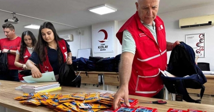 KIZILAY’DAN KIRTASİYE DESTEĞİ