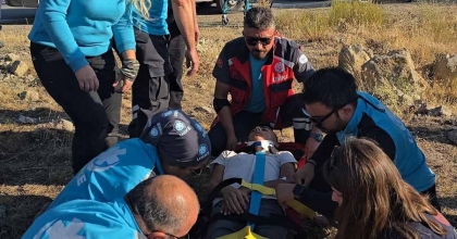 KONTROLDEN ÇIKAN OTOMOBİL DEVRİLDİ: 3 YARALI