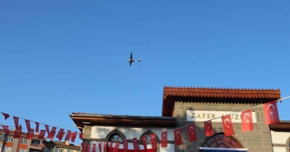 KURTULUŞ TÖRENLERİNE AKINCI VE AKSUNGUR İHA'LARIN GÖSTERİSİ DAMGA VURDU