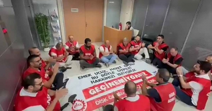 MAAŞLARINI ALAMAYAN İŞÇİLER, BAŞKANIN KAPISINA DAYANDI