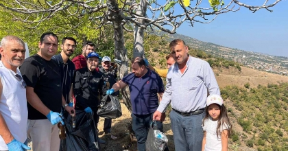 MANİSA’DA HUZUREVİ SAKİNLERİ ÇEVRE TEMİZLİĞİ YAPTI