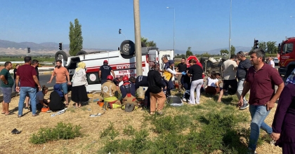 MANİSA'DA AMBULANS OTOMOBİLLE ÇARPIŞTI: 2'Sİ AĞIR 7 YARALI