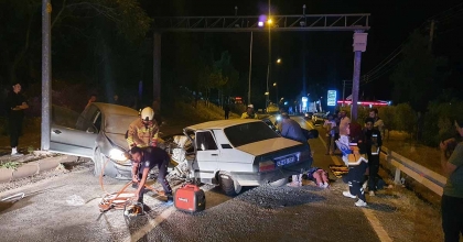 MANİSA'DA İKİ OTOMOBİL KAFA KAFAYA ÇARPIŞTI: 7 YARALI