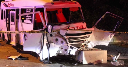 MİNİBÜS İLE OTOMOBİL ÇARPIŞTI: 11 YARALI