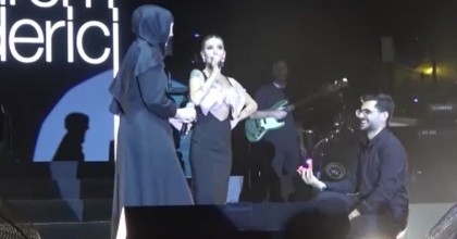 SAHNEDE EVLİLİK TEKLİFİ