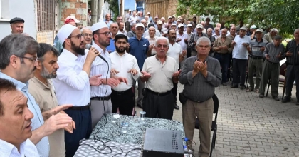 SALİHLİ’NİN TARİHİ MAHALLESİNDE ELLER YAĞMUR İÇİN SEMAYA AÇILDI