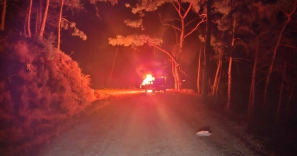 SEYİR HALİNDE ALEV TOPUNA DÖNDÜ, YANGIN ORMANA SIÇRAMADAN SÖNDÜRÜLDÜ