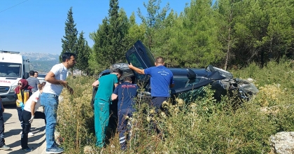 TAKLA ATAN ARAÇTAN BİR KİŞİ YARALI KURTARILDI