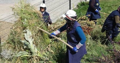 TAVŞANLI'DA KADIN İŞÇİLERİN SICAĞA KARŞI MÜCADELESİ