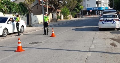 TRAFİĞE KADIN ELİ DEĞDİ