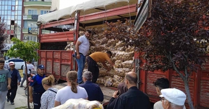 TARLASINDA YETİŞTİRDİĞİ 20 TON PATATESİ VATANDAŞA DAĞITTI