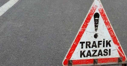 UŞAK’TA OTOMOBİL TIRA ARKADAN ÇARPTI: 1’İ AĞIR 4 YARALI