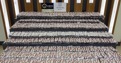 UŞAK'TA YOLCU OTOBÜSÜNDE 28 BİN SENTETİK ECZA ELE GEÇİRİLDİ