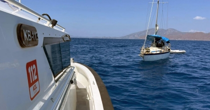 YELKENLİ TEKNE İLE İNSAN KAÇAKÇILIĞI YAPAN 2 KİŞİ YAKALANDI