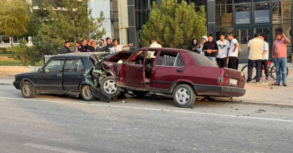 PARK HALİNDEKİ ARACA ÇARPAN OTOMOBİLDE 3 KİŞİ YARALANDI