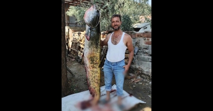 MANİSA'DA OLTAYLA 2 METRELİK YAYIN BALIĞI YAKALADI