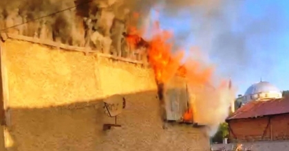 AHŞAP EVDE ÇIKAN YANGIN PANİĞE SEBEP OLDU