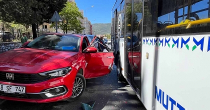 AÇTIĞI KAPIYA BELEDİYE OTOBÜSÜ ÇARPTI