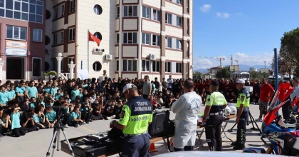AKHİSAR'DA ÖĞRENCİLERE TRAFİK EĞİTİMİ VERİLDİ