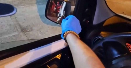 ARAÇ ANAHTARIYLA AÇILAN GİZLİ BÖLMEDE SİLAH BULUNDU