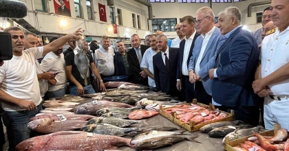 AV SEZONU BAŞLADI, İZMİR BALIK HALİ BEREKETLE DOLDU