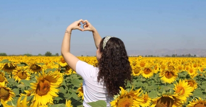 AYDIN'DA SARI RENKLERİYLE ŞÖLEN SUNUYOR