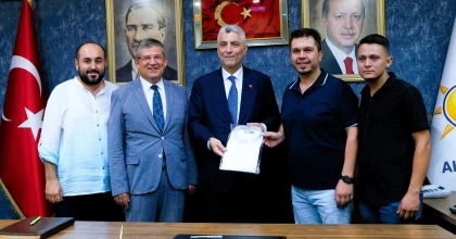 BAKAN BOLAT’A BULDAN BEZİNDEN ÜRETİLEN GÖMLEK HEDİYE EDİLDİ