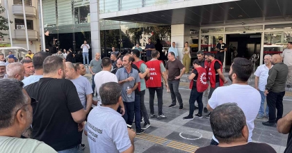 BAŞKAN TUGAY KARŞIYAKA'DA ÇÖP TOPLATTI, İŞÇİLER KARŞI KARŞIYA GELDİ