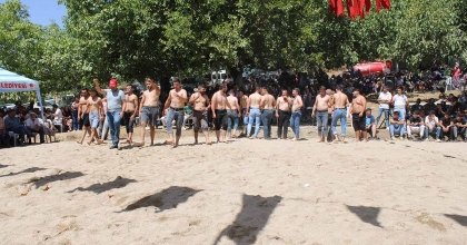 BİN METRE RAKIMDA ‘GELENEKLERİ' YAŞATMAK İÇİN GÜREŞTİLER