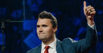 CHARLİE KİRK ÖLDÜRÜLDÜ: ABD’DE BAYRAKLAR YARIYA İNDİRİLDİ