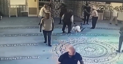 CAMİDE FENALAŞTI, HASTANEYE KALDIRILDI: O ANLAR KAMERADA