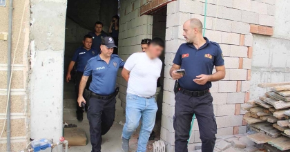 ÇATIYA ÇIKAN ŞAHSI EKİPLER İKNA EDİP İNDİRDİ