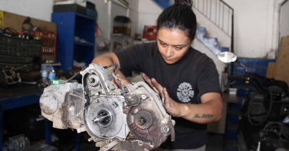 ÇIRAK BULAMAYAN EŞİNE DESTEK İÇİN BAŞLADI, MOTOR USTASI OLDU