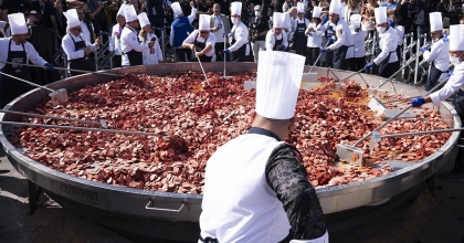 DEV SUCUKLU YUMURTA YAPARAK DÜNYA REKORU KIRDILAR