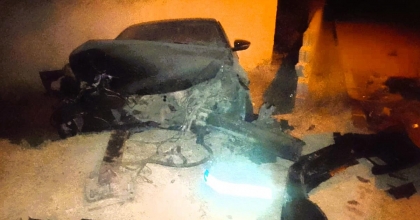 DUVARI YIKAN OTOMOBİL BAHÇEYE DALDI