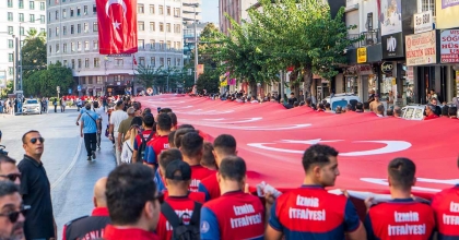 İZMİR’İN DÜŞMAN İŞGALİNDEN KURTULUŞUNA GÖRKEMLİ KUTLAMA