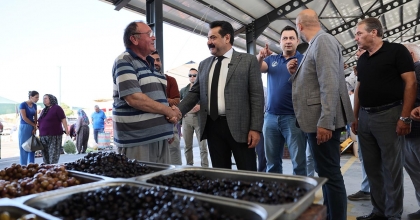 ERTEMUR, PAZARYERİNDE DERT DİNLEDİ, ÇÖZÜM SÖZÜ VERDİ