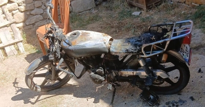 EVİN BAHÇESİNDEKİ MOTOSİKLET KUNDAKLANDI