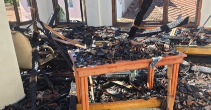 EVİN TERASINDA YAKILAN ATEŞ YANGINA SEBEP OLDU