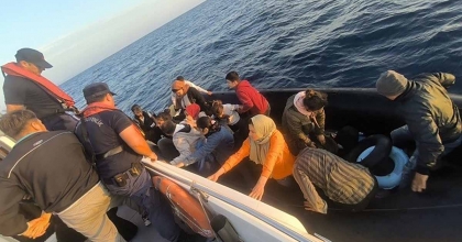 EGE DENİZİ'NDE KAÇIŞ SON BULDU: 58 GÖÇMEN YAKALANDI